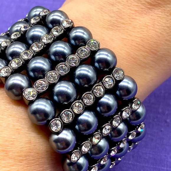 Vintage bracelet from Former First Lady, Melania Trump. Medium to large wrist 🩵 - Picture 2 of 7